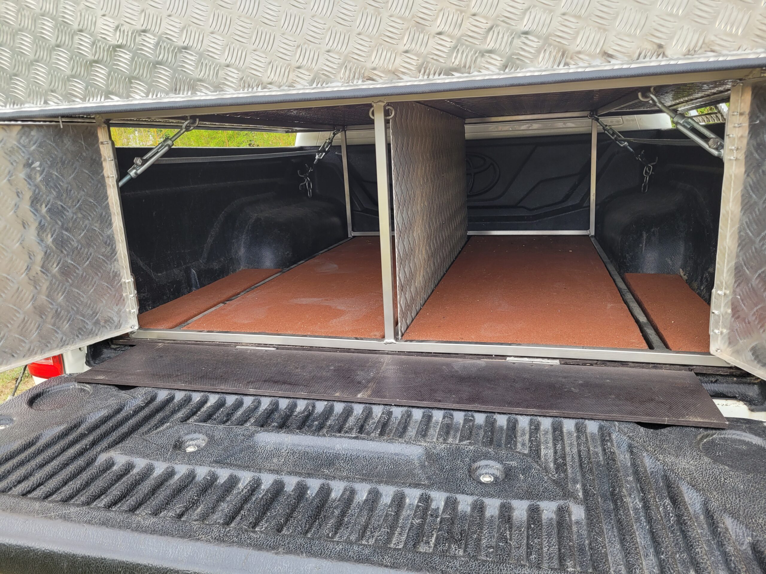 caja de aluminio de 1600mm x 1600mm x 500mm con 3 compartimientos perros, 1 compartimiento utensilios mas separador con dos puertas y tablero - Imagen 9